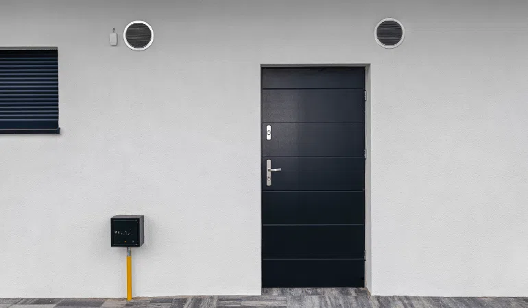 Prix d’une porte d’entrée en aluminium selon le design L'aluminium est un choix populaire pour les portes d'entrée grâce à sa durabilité, son faible entretien et son esthétique moderne. Que vous souhaitiez une porte pleine pour la sécurité, une semi-vitrée pour un bon compromis entre luminosité et intimité, ou une porte vitrée pour un style contemporain, le prix de votre porte d’entrée en aluminium posée varie pour offrir des options adaptées à tous les budgets. Prix d’une porte d’entrée en alu pleine 