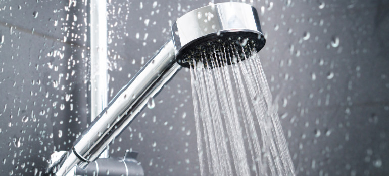 Un adoucisseur d’eau pour votre douche : Solutions et bienfaits