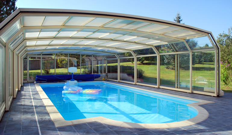Couverture piscine innovante avec terrasse intégrée - Rénoval Abris Piscine  - Fabricant d'abris de piscine et de terrasse