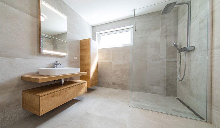 Modèle de petite salle de bain avec douche à l'italienne