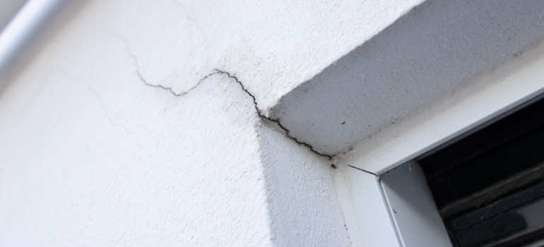 Fissure de façade en attente de réparation