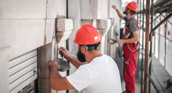 Fissures de façade en cours de réparation