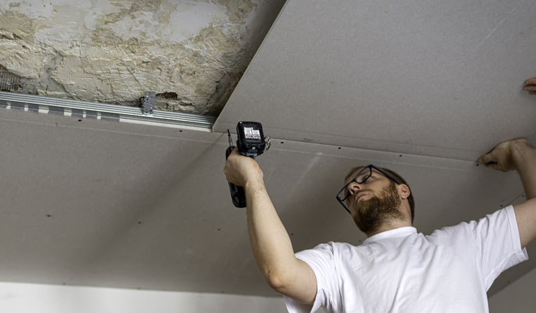 Comment réaliser un plafond suspendu en cloison Placo® ?