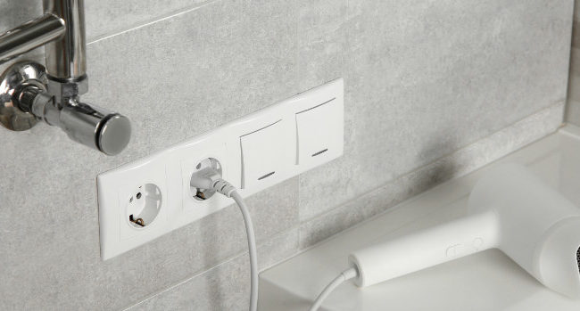 Prises aux normes électriques dans une salle de bain