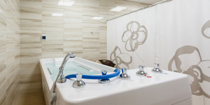 Chambre privative avec baignoire balneo, Crespin – Tarifs 2024