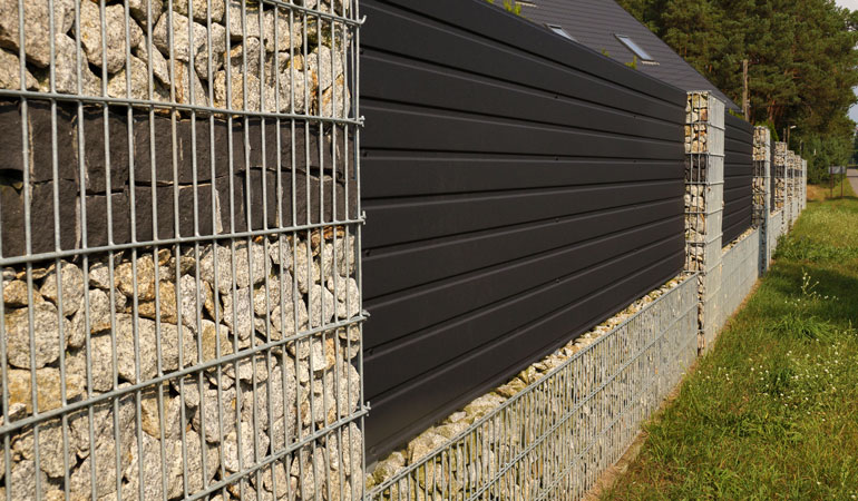 Comment choisir et réaliser une fondation de clôture