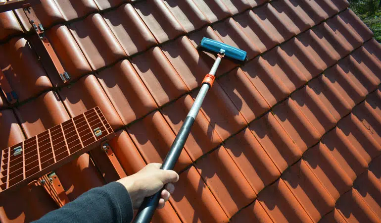 Comment nettoyer la toiture de sa maison